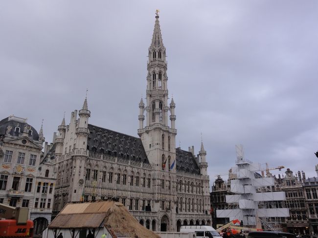 「グラン・プラス」　にも人が集まり始まました。