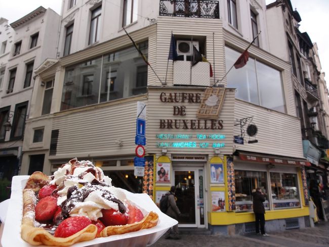 「地球の歩き方」　に載っていた　「ゴーフル・ドゥ・ブリュッセル」　で　「クレープ」　を購入。