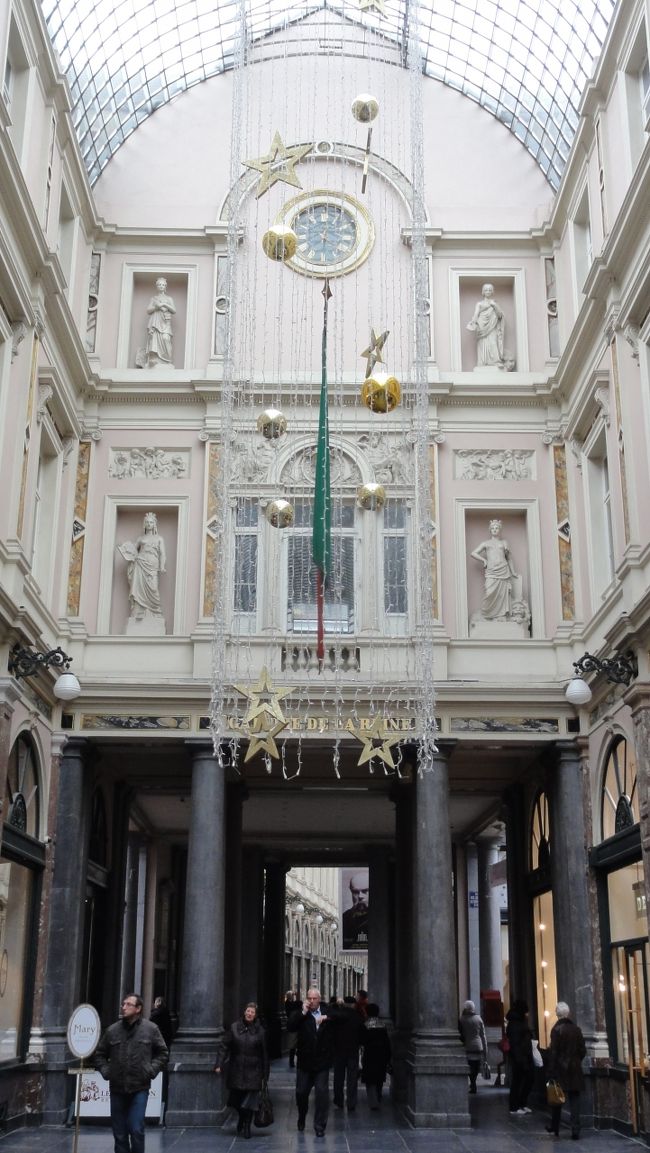 「ジャン＝ピエール＝クリュイズナール」　の設計により　「１８４７年」　完成。<br /><br /><br />「世界最古」　の　「アーケード街」　のひとつです。