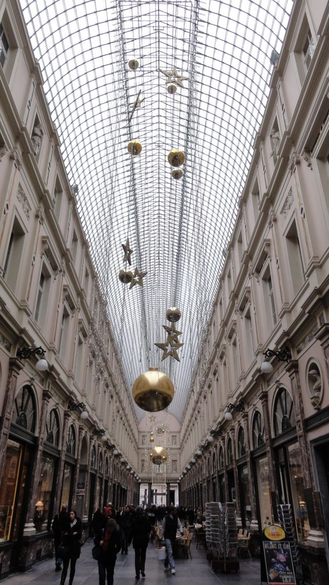 「女王」、「王」、「王子」　と名付けられた、３つにアーケードが分かれています。<br /><br /><br />「天井」　は　「ガラス」　です。