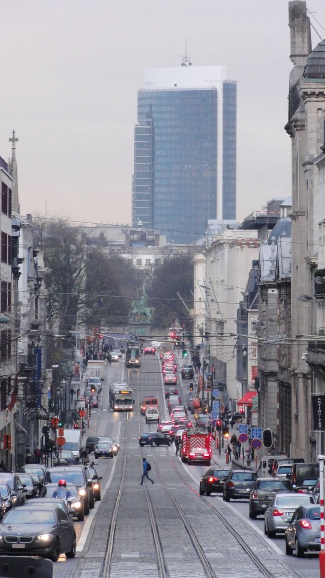 裁判所前の通りです。