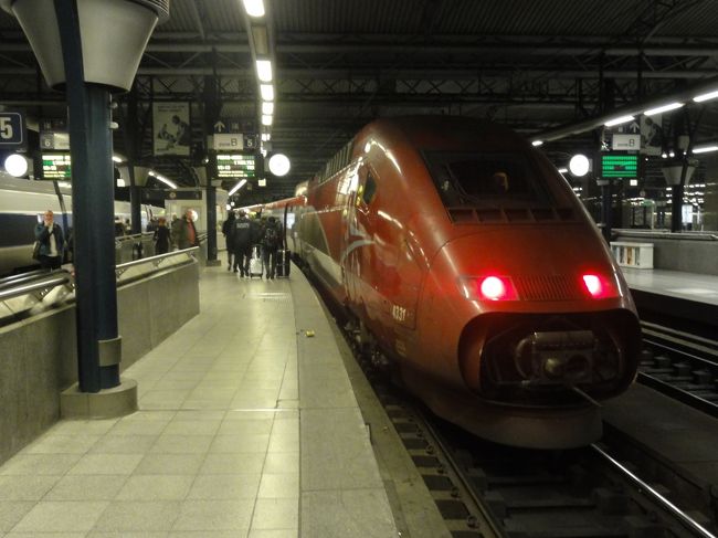 駅でもないのに途中で止まってしまいました。<br /><br /><br />「故障」　したのか？<br /><br /><br />「１時間程」　遅れてパリに到着。