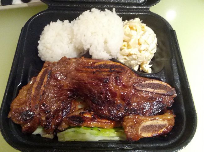 時間があったので、近くのショッピングセンターへバスで行った。そこで、夕食。大したレストランもなかった。結局、フードコートでカルビ弁当。このカルビ、骨に垂直に切っているので、Lateral Axisカルビと呼ばれる。ロサンゼルスで「ＬＡカルビ」！