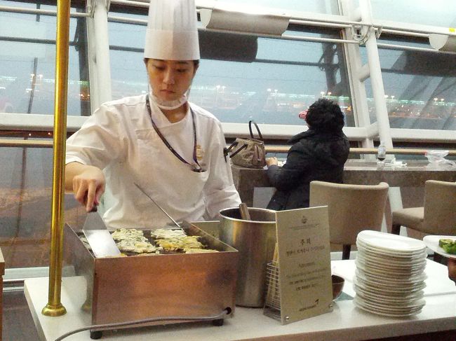 【１日目】<br />仁川空港に夕方到着。出発までアシアナのビジネスクラスラウンジで寛ぐ。チヂミ（パジョン）を焼いて振舞っていた。列ができていたので並ばなかった。別に、普通の味だろうし。