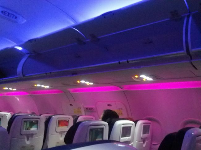 初めてのバージン・アメリカ航空。機内はポップに色の変わる照明。ＣＡのいでたちもカッコいい。ポップな音楽が流れ、クラブのよう。深夜に出発して、翌早朝にフォートローデーダルに到着する。