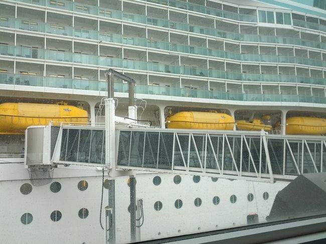 【３日目】<br />タクシーで埠頭へ行く。港に入る前に、タクシーに乗ったままでパスポートのチェックがある。そこから先は保安区域なのだ。<br />事前にインターネットでチェックインしていたので書類の記入やその入力の必要もなく、スムーズにチェックインできた。<br />しかし、チェックインのカウンターで印刷したESTAの控えの提示を求められた。これは意外だった。念のため持ってはいたが、本来、持っている必要のないものであるから。