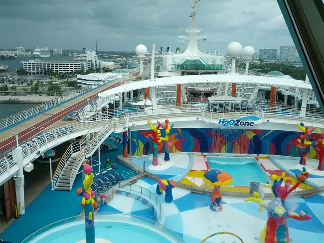 １５万トンの船内は広い。プールも何か所もあるのだ。フロリダ・カリブとは言っても２月なので、温水でないプールはやっぱり冷たい。<br />【エピソード】<br />乗船後、出港までの間に避難訓練がある。これは参加必須である。しっかり点呼をとられるのである。クルーズ船の安全管理は問題になっていて、昨年のCosta Concordiaが座礁して死者が出たことでクローズアップされた。丁度、今回のクルーズ最中に、Carnival Triumphがメキシコ湾でエンジンから出火して数日間漂流するという事態となった。すぐそこである。Carnival社は2010年にもカリフォルニア沖でCarnival Splenderがエンジン火災で航行不能になり、空母に救援されている。Costa ConcordiaもCarnival社の子会社である。同社の株は大きく下がっているらしい。