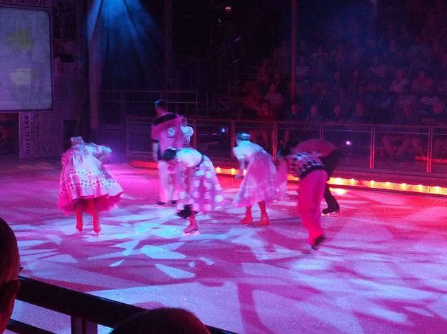 【４日目】<br />ロイヤルカリビアンのこのクラス以上の船の呼び物のひとつであるアイスショー。船内にスケートリンクがあるのだ。アイスショーを見るのはこれが初めてだが、こじんまりとしたスケートリンクなので、間近で見られる分、迫力があった。これは見る価値があるぞ。<br />午前中に整理券の配布があった。こういう情報を見逃さないことが楽しむコツだと思う。