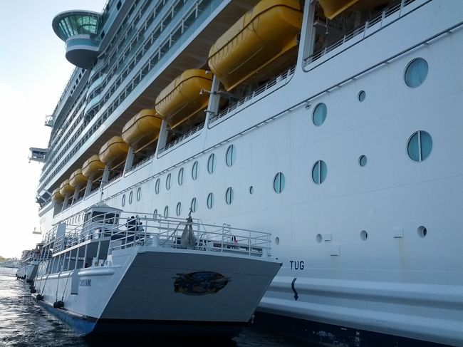 【５日目】<br />ケイマン諸島のグレートケイマン島、ジョージタウンに早朝に到着。港が大型船に対応していないので、艀を使って上陸する。