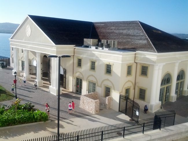 【６日目】<br />ジャマイカのフェルマートに入港。ここは船が接岸できる。この港には我々の船だけである。立派な入国管理の建物がある。しかし、基本的に何のチェックもしない。