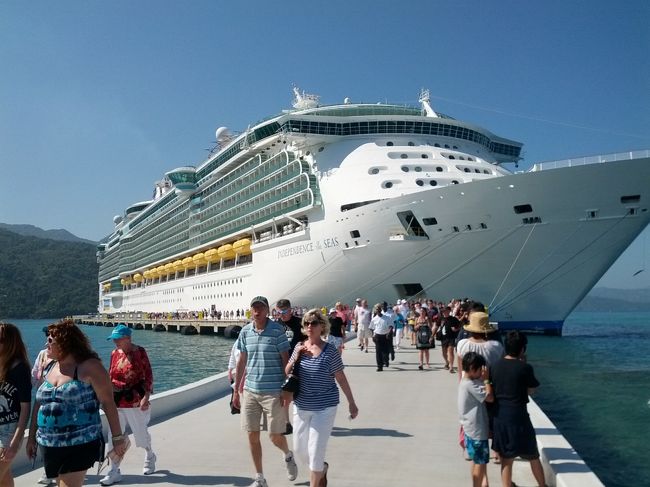 【７日目】<br />ハイチのラバディーに寄港。ハイチは外務省の海外危険情報で、「渡航を検討」となっている。しかし、ここは、ロイヤルカリビアン社の買い取ったプライベートリゾートである。ハイチの外の世界とは（多分）隔離されている。