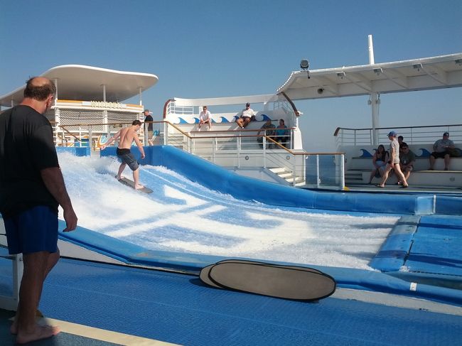 【８日目】<br />終日航行である。行程の中で最南端に達しているので気温も高い。船のプールでも泳いだ。人口サーフィンマシンと格闘する人を見物したりもした。