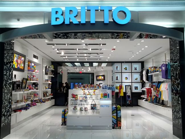 マイアミ空港はレストランやショップが結構豊富である。食事をしたり土産を買ったりした。