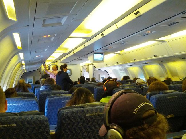 マイアミからロサンゼルスへはアメリカン航空を使う。マイアミを15:30に出発してロサンゼルスに19:00頃に到着。東海岸と西海岸の時差は３時間なので８時間程の飛行時間。アメリカはでかい。