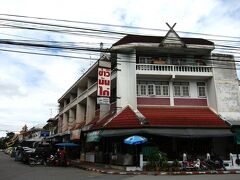 仕方が無いので、前回宿泊したChiang Mai Plaza Hotel斜め向かいの食堂“Tab-Tim-Krob J-UAN Restaurant”に。
ココは滞在中、どの時間に通っても食べてる人の姿があって、朝早くから夜遅くまで営業している。