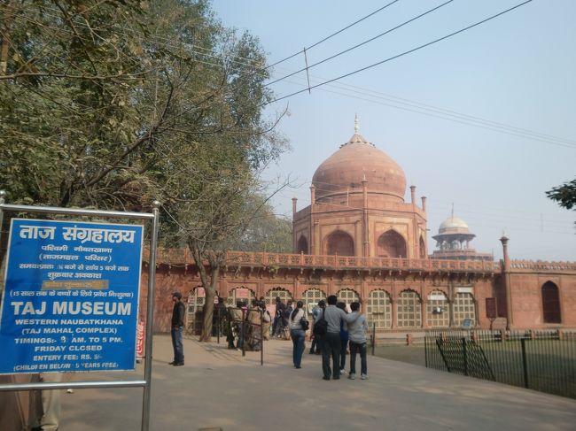 入口。<br />インド国籍だとたしか10ルピー(=20円）<br />なのが、外国人はまさかの750ルピー！！<br /><br />ぐぬぬぬっ！