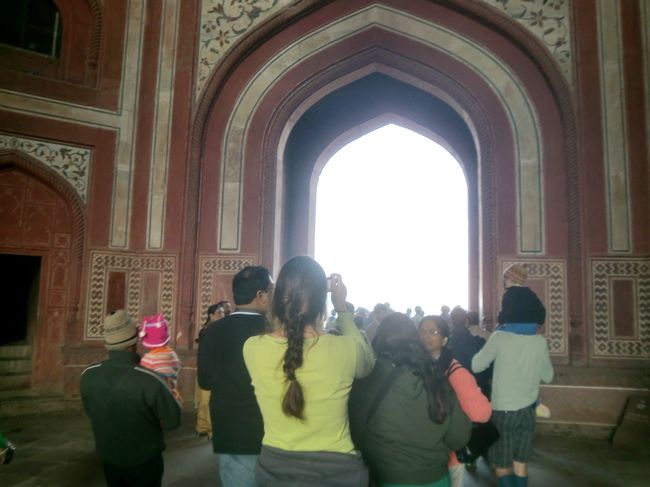 この門をくぐり抜けると…