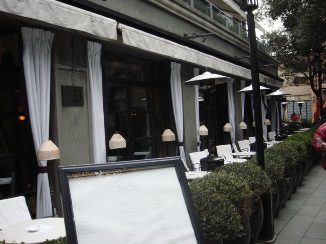 若者に人気の新しい地域だそうです。映画とかドラマの撮影にも使われるのか、いくつか撮影してる団体がいました。