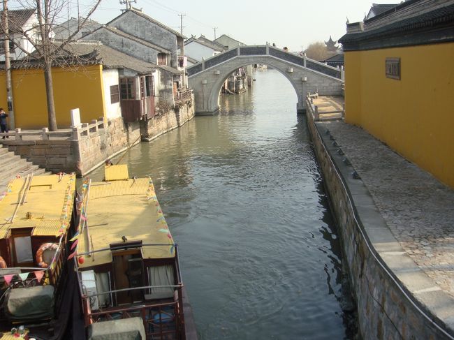東洋のベニスと言われているらしい、蘇州です。水の街で、古い街並みが残っている場所です。
