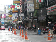 タニヤ通りは清掃作業中。