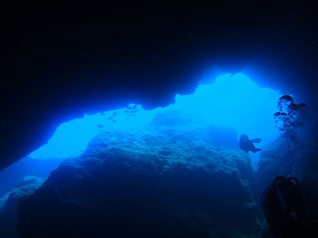 ランチの後はグロットに！ここは地形派のダイバーに大人気のスポット。<br />サイパンで一番有名なダイビングスポットとのこと。