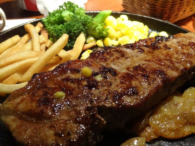 2日目のディナーもステーキ。しかし、ここのは微妙ｗ<br />ここはスパゲッティがおすすめと言われたのに肉が食べたかったんです。<br />次回はスパゲッティをオーダーします。<br />ちなみなイージーキッチンというお店です。