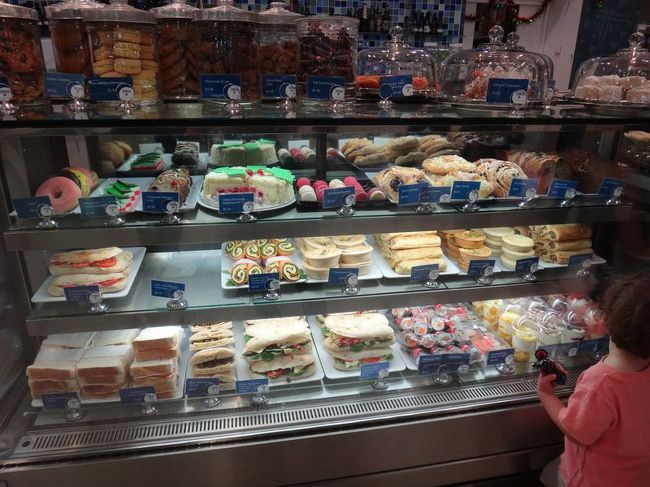 サンドイッチ店。ビジュアルが日本と異なる感じものモノもあるね。