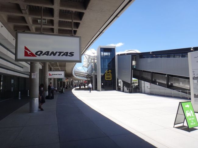 写真では分かりにくいかもしれないけど、日差しがスゴイ！ちなみに日本からシドニーに到着して、乗り換えて今、ブリスベンに到着したところです。