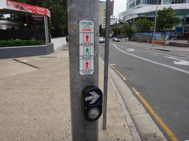 横断歩道の押ボタン。
