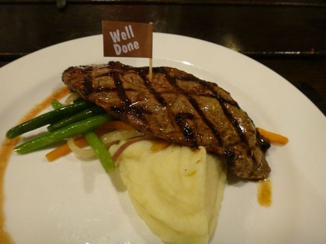 夜はステーキでしたが、ちょっと小さいｗ
