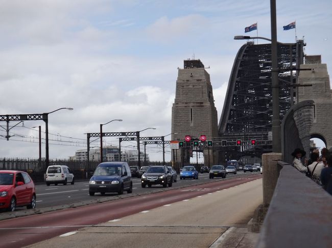 登ったらやっぱり古い橋っていう感じ。