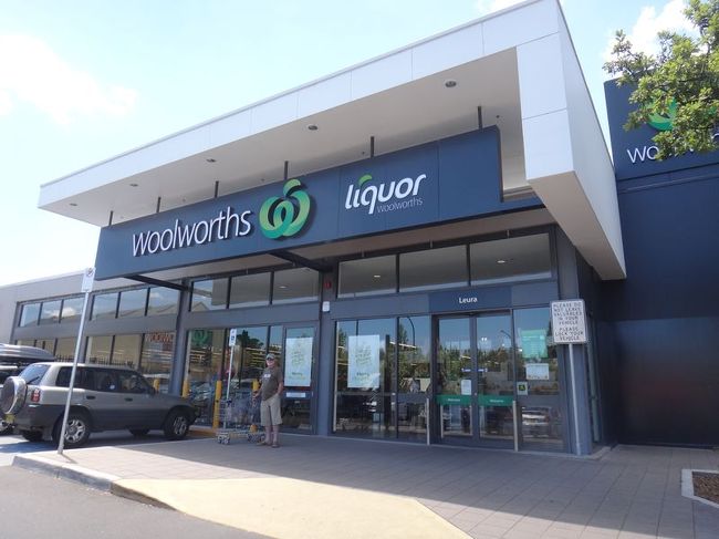 ここがスーパー。内部は日本の新し目のスーパーと似たような造り。