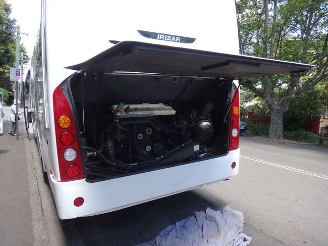 観光バスが壊れるというハプニング発生。こりゃ代車が来るまで数時間待ちかな〜なんて思ったけど、30分で到着した。調子が悪いのに気がついて、前もって無線で手配していたのか！？