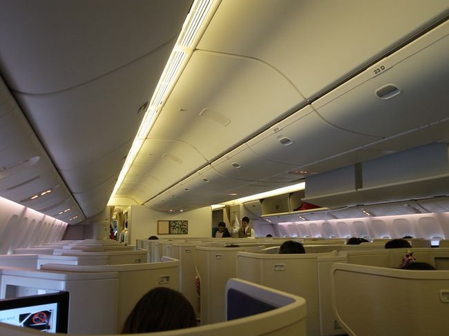 ビジネスクラスのシート配列がよくわからなかったので、前後で席を確保したのですが、パーテーションが高すぎてコミュニケーションは取りづらい。<br />同伴者がいる場合は中央ブロックのみが隣と話が出来ます。