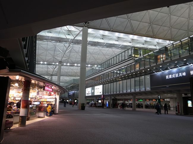 年末年始の香港のホテルは予算オーバーなので、今回は２泊とも大陸側の深センに宿泊。<br />空港から船で直接中国に入国です。<br />