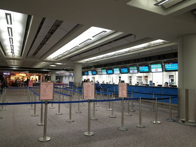 中国行きのフェリーチケット売り場は予想に反してガラガラ。