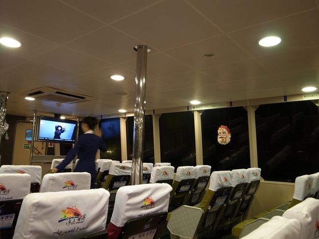 午後８時に出港するはずのフェリーは３０分遅れて出発。<br />この日のフェリーは今まで乗った船の中で最悪！<br />出港後間もなく悪天候で大揺れ。<br />１５人ほどの乗客の半数以上が嘔吐する阿鼻驚嘆の地獄！