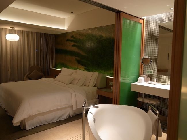 大雨の中、タクシーを捕まえホテルに着いたのは午後１１時。<br />いろんなことがあった、長い１日でした。<br /><br />ホテルは最近深センに来るたび利用するウェスティン。<br />