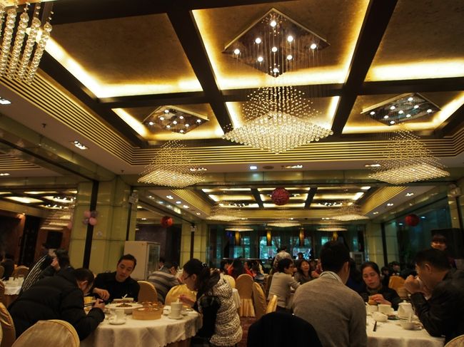 先ずは朝食と昼食を兼ねて飲茶へ。<br />日曜日の飲茶は一族で食事を取る広東人で満席でにぎやか。