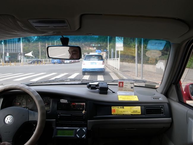 お腹が膨れた後はお買い物へ。<br />前を走るのは中国製の電気自動車タクシー。<br />乗ってみたかったのですが、タイミングが合わず。