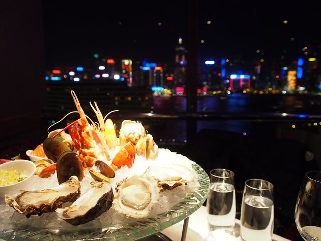 満席の為に１０分程待つと、窓際の席に通されました。<br />白ワインと牡蠣！最高！<br />