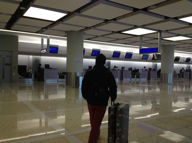この日はスムーズに香港空港に到着。<br />所要時間は４０分弱。<br /><br />時間が無かったため蛇口でチェックインできず、香港空港のフェリーピアでチェックイン。<br />ここも新しい建物になり、綺麗になってました。