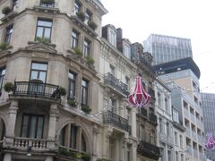 ホテルで荷物を引き取り、クリスマスデコレーションが施されたイロ・サクレ地区に別れを告げます。