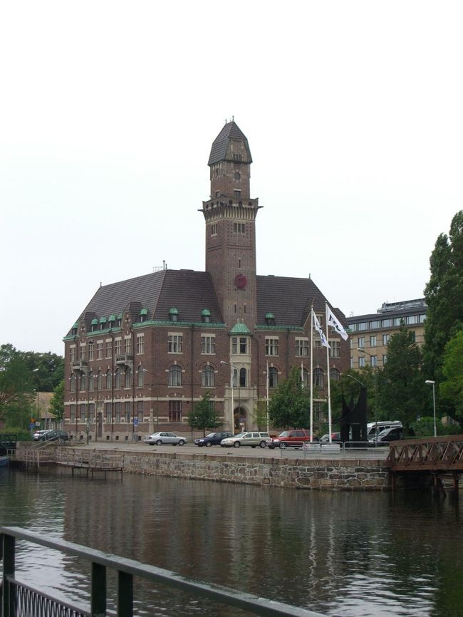 駅の横（西側）にあるMalmo University Chancellors Office。<br /><br />運河沿いに歩いていくとマルメ城に到着する。