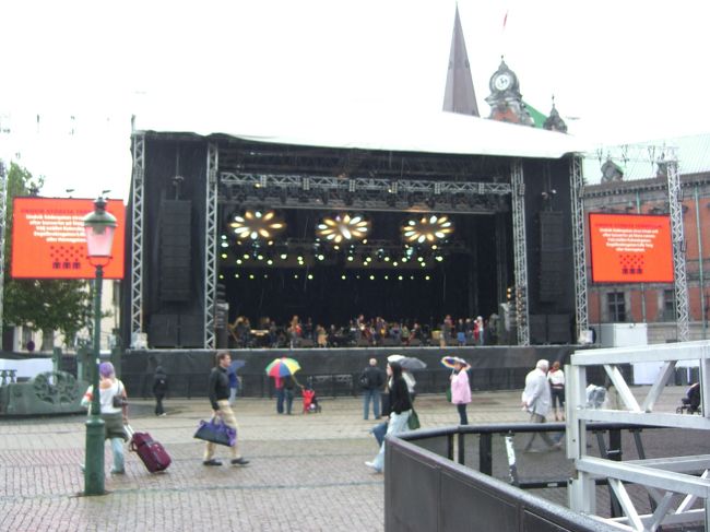 マルメの中心部ではフェスティバルの準備が。<br /><br />夏はどこでもフェスティバル。<br /><br />残念ながら雨が降ってきた。