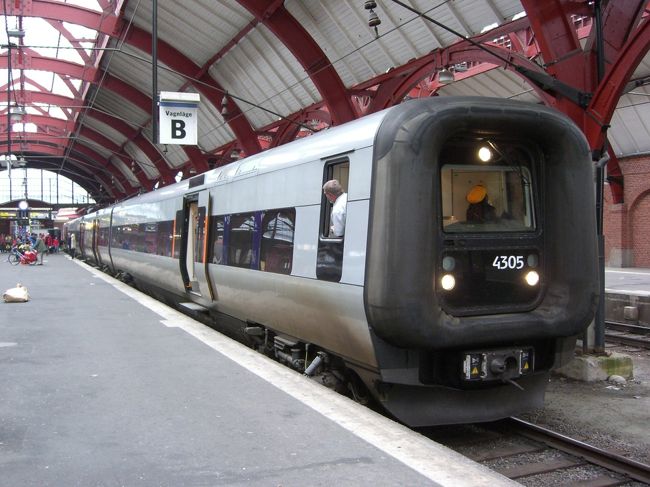 マルメ中央駅に止まるコペンハーゲン行のX31。<br />この路線はDSB（デンマーク）とSJ（スウェーデン）の共同で運行している。同じ車両でこの車両はDSBの車両。<br />ちなみにその後DSB Firstという会社を設立し、この会社が一括で運行することになった模様。<br /><br />オデンセ行と異なり、こちらは電車。<br />このデザインだけは踏襲されている。<br />帰りもあっという間にデンマークへ！<br /><br />Malmo C 12:22--Kobenhavn H 12:57