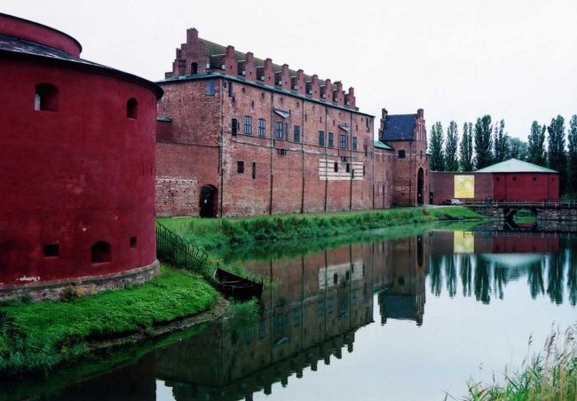 駅からお城までは1km少々ある。<br /><br />1434年に建設されたマルメ城。<br />お城もレンガ。