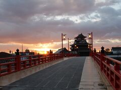 2月13日06時53分

日の出と同時に清須城へ到着！
この天守閣は平成元年に復元されたもの。図面等が残っていなかったため、想像で復元されたコンクリ建築。