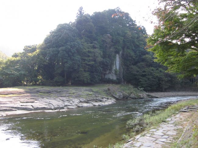 近鉄「室生口大野駅」を下車し、徒歩で大野寺前へ来た。<br /><br />宇陀川が流れ対岸には・・・・