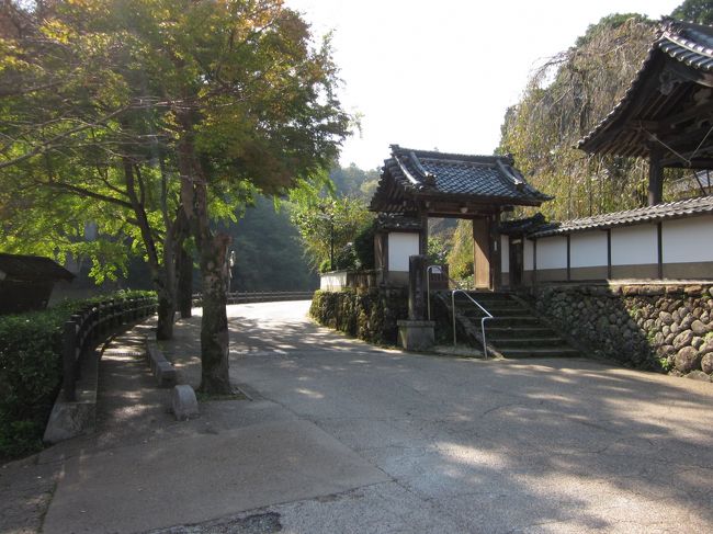 室生寺行きのバスを待ちます。<br /><br />右手が大野寺。